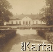 1900-1920, miejsce nieznane.
Dwór.
Fot. NN, kolekcja rodziny Walińskich, zbiory Fundacji Ośrodka KARTA