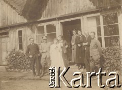 1900-1920, miejsce nieznane.
Portret grupowy przed budynkiem.
Fot. NN, kolekcja rodziny Walińskich, zbiory Fundacji Ośrodka KARTA