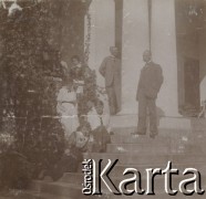 1900-1920, Sokola Góra, Polska.
Portret grupowy. Mężczyźni i kobiety siedzą na schodach, stoją przy kolumnach i pod portykiem.
Fot. NN, kolekcja rodziny Walińskich, zbiory Fundacji Ośrodka KARTA
