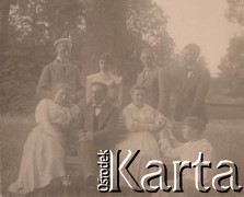 1900-1920, miejsce nieznane, Polska.
Portret grupowy w parku.
Fot. NN, kolekcja rodziny Walińskich, zbiory Fundacji Ośrodka KARTA