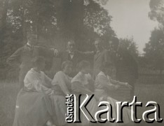 1900-1920, miejsce nieznane, Polska.
Portret grupowy w parku. Kobiety siedzą na ławce. Mężczyźni stoją za ławką.
Fot. NN, kolekcja rodziny Walińskich, zbiory Fundacji Ośrodka KARTA