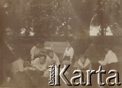 1900-1920, miejsce nieznane, Polska.
Czas wolny w parku.
Fot. NN, kolekcja rodziny Walińskich, zbiory Fundacji Ośrodka KARTA