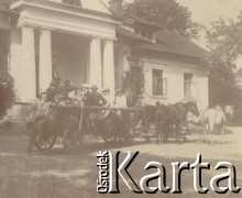 1900-1920, Sokola Góra Polska.
Ludzie w wozie przed dworem.
Fot. NN, kolekcja rodziny Walińskich, zbiory Fundacji Ośrodka KARTA