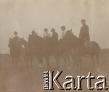 1900-1920, miejsce nieznane, Polska.
Portret grupowy na koniach.
Fot. NN, kolekcja rodziny Walińskich, zbiory Fundacji Ośrodka KARTA