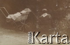 1900-1920, miejsce nieznane, Polska.
Spacer z dzieckiem. Kobieta siedzi na poboczu. Odwrócona plecami, prawdopodobnie trzyma na rękach dziecko. Obok stoi wózek. Na pierwszym planie leży pies.
Fot. NN, kolekcja rodziny Walińskich, zbiory Fundacji Ośrodka KARTA
