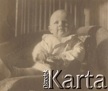 1900-1920, miejsce nieznane, Polska.
Dziecko. Siedzi w fotelu.
Fot. NN, kolekcja rodziny Walińskich, zbiory Fundacji Ośrodka KARTA