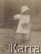 1900-1920, miejsce nieznane, Polska.
Dziecko podczas zabawy. W tle widać fragment ceglanego budynku.
Fot. NN, kolekcja rodziny Walińskich, zbiory Fundacji Ośrodka KARTA
