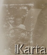 1900-1920, miejsce nieznane, Polska.
Dziecko w fotelu bujanym. Obok siedzi pies.
Fot. NN, kolekcja rodziny Walińskich, zbiory Fundacji Ośrodka KARTA