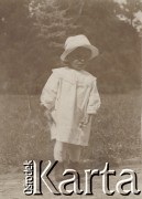 1900-1920, miejsce nieznane, Polska.
Portret dziecka. Stoi na polnej drodze. W tle widać łąkę i drzewa.
Fot. NN, kolekcja rodziny Walińskich, zbiory Fundacji Ośrodka KARTA
