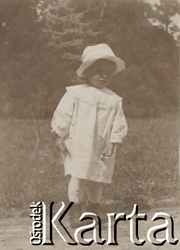 1900-1920, miejsce nieznane, Polska.
Portret dziecka. Stoi na polnej drodze. W tle widać łąkę i drzewa.
Fot. NN, kolekcja rodziny Walińskich, zbiory Fundacji Ośrodka KARTA