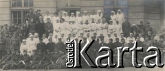 1900-1920, miejsce nieznane, Polska.
Pielęgniarki i żołnierze przed szpitalem.
Fot. NN, kolekcja rodziny Walińskich, zbiory Fundacji Ośrodka KARTA