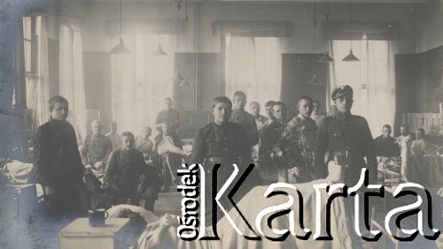 1900-1920, miejsce nieznane, Polska.
Żołnierze w sali szpitalnej. na pierwszym planie pacjent w łóżku.
Fot. NN, kolekcja rodziny Walińskich, zbiory Fundacji Ośrodka KARTA