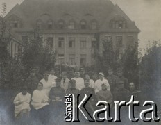 1900-1920, miejsce nieznane, Polska.
Pielęgniarki i żołnierze przed szpitalem.
Fot. NN, kolekcja rodziny Walińskich, zbiory Fundacji Ośrodka KARTA
