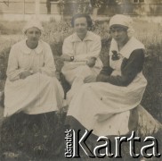 1900-1920, miejsce nieznane, Polska.
Trzy pielęgniarki. Siedzą obok siebie. W tle widać fragment budynku.
Fot. NN, kolekcja rodziny Walińskich, zbiory Fundacji Ośrodka KARTA