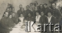 1900-1920, miejsce nieznane, Polska.
Przed obiadem. Spotkanie z żołnierzami.
Fot. NN, kolekcja rodziny Walińskich, zbiory Fundacji Ośrodka KARTA