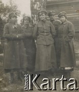 1900-1920, miejsce nieznane, Polska.
Żołnierki i żołnierz. Stoją przy drzewie.
Fot. NN, kolekcja rodziny Walińskich, zbiory Fundacji Ośrodka KARTA