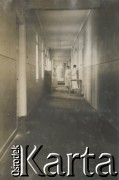 1900-1920, miejsce nieznane, Polska.
Korytarz w szpitalu. Na końcu stoi personel.
Fot. NN, kolekcja rodziny Walińskich, zbiory Fundacji Ośrodka KARTA