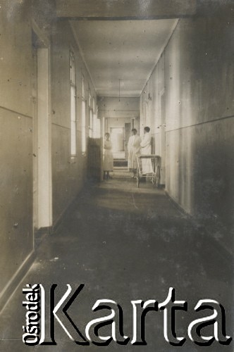 1900-1920, miejsce nieznane, Polska.
Korytarz w szpitalu. Na końcu stoi personel.
Fot. NN, kolekcja rodziny Walińskich, zbiory Fundacji Ośrodka KARTA