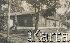 1900-1920, miejsce nieznane, Polska.
Gospoda żołnierska. Drewniany budynek między drzewami.
Fot. NN, kolekcja rodziny Walińskich, zbiory Fundacji Ośrodka KARTA