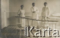 1900-1920, miejsce nieznane, Polska.
Personel szpitala w sali. Dwie kobiety i mężczyzna stoją za łóżkiem szpitalnym.
Fot. NN, kolekcja rodziny Walińskich, zbiory Fundacji Ośrodka KARTA