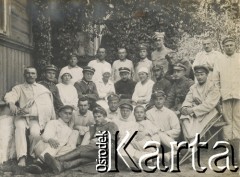 1900-1920, miejsce nieznane, Polska.
Portret grupowy. Żołnierze, pielęgniarki i pacjenci przed gospodą żołnierską.
Fot. NN, kolekcja rodziny Walińskich, zbiory Fundacji Ośrodka KARTA