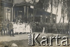 1900-1920, miejsce nieznane, Polska.
Portret grupowy. Żołnierze i pielęgniarki przed gospodą żołnierską.
Fot. NN, kolekcja rodziny Walińskich, zbiory Fundacji Ośrodka KARTA