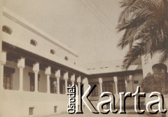 1900-1920, miejsce nieznane.
Budynek z arkadami. Po prawej stronie egzotyczne drzewa.
Fot. NN, kolekcja rodziny Walińskich, zbiory Fundacji Ośrodka KARTA
