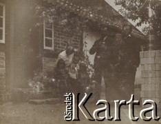 1920-1930, miejsce nieznane, Polska.
Portret grupowy przed budynkiem.
Fot. NN, kolekcja rodziny Walińskich, zbiory Fundacji Ośrodka KARTA