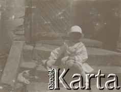 1920-1930, miejsce nieznane, Polska.
Dziewczynka z kotami. Siedzą na schodach do domu.
Fot. NN, kolekcja rodziny Walińskich, zbiory Fundacji Ośrodka KARTA