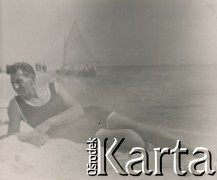 1920-1930, miejsce nieznane.
Mężczyzna w stroju kąpielowym. Leży na plaży. W oddali widać statek na morzu.
Fot. NN, kolekcja rodziny Walińskich, zbiory Fundacji Ośrodka KARTA