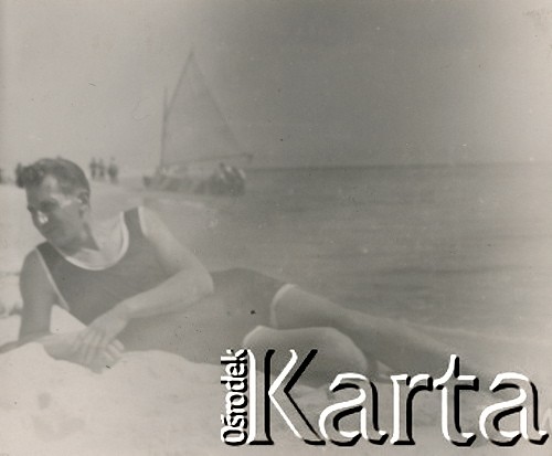 1920-1930, miejsce nieznane.
Mężczyzna w stroju kąpielowym. Leży na plaży. W oddali widać statek na morzu.
Fot. NN, kolekcja rodziny Walińskich, zbiory Fundacji Ośrodka KARTA