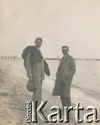 1920-1930, miejsce nieznane.
Mężczyźni spacerują po plaży.
Fot. NN, kolekcja rodziny Walińskich, zbiory Fundacji Ośrodka KARTA