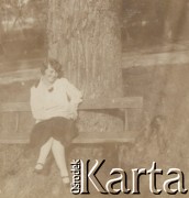 1920-1930, miejsce nieznane, Polska.
Kobieta w parku. Siedzi na ławce obok drzewa.
Fot. NN, kolekcja rodziny Walińskich, zbiory Fundacji Ośrodka KARTA