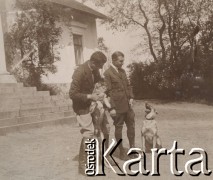 1920-1930, Sokola Góra, Polska.
Mężczyźni z psami przed dworem.
Fot. NN, kolekcja rodziny Walińskich, zbiory Fundacji Ośrodka KARTA