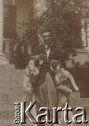 1920-1930, Sokola Góra, Polska.
Mężczyzna z psami. Stoją przed dworem.
Fot. NN, kolekcja rodziny Walińskich, zbiory Fundacji Ośrodka KARTA