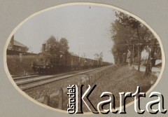1920-1930, miejsce nieznane.
Mężczyzna patrzy na pociąg.
Fot. NN, kolekcja rodziny Walińskich, zbiory Fundacji Ośrodka KARTA