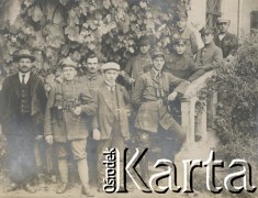 1920-1930, miejece nieznane, Polska.
Portret grupowy. Męzczyźni stoją na schodach wejściowych do budynku i przy ścianie.
Fot. NN, kolekcja rodziny Walińskich, zbiory Fundacji Ośrodka KARTA