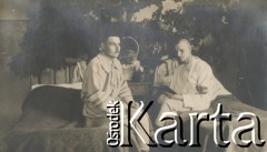 1920-1930, miejsce nieznane, Polska.
Pacjenci w sali szpitalnej. Siedzą na łózkach.
Fot. NN, kolekcja rodziny Walińskich, zbiory Fundacji Ośrodka KARTA