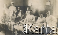 1920-1930, miejsce nieznane, Polska.
Pielęniarka z pacjentami w sali szpitalnej.
Fot. NN, kolekcja rodziny Walińskich, zbiory Fundacji Ośrodka KARTA
