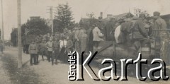 1920-1930, miejsce nieznane.
Żołnierze. Stoją w wagonach i na  drodze.
Fot. NN, kolekcja rodziny Walińskich, zbiory Fundacji Ośrodka KARTA