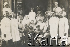 1920-1930, miejsce nieznane, Polska.
Pielęgniarki, pacjenci i żołnierze przed budynkiem odziału chirurgicznego szpitala polowego.
Fot. NN, kolekcja rodziny Walińskich, zbiory Fundacji Ośrodka KARTA