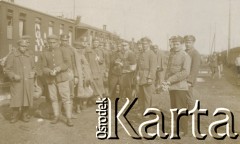 1920-1930, miejsce nieznane.
Żołnierze. Stoją obok pociągu.
Fot. NN, kolekcja rodziny Walińskich, zbiory Fundacji Ośrodka KARTA