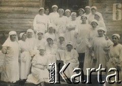 1920-1930, miejsce nieznane, Polska.
Pielęgniarki przed szpitalem polowym
Fot. NN, kolekcja rodziny Walińskich, zbiory Fundacji Ośrodka KARTA
