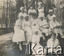 1920-1930, miejsce nieznane, Polska.
Grupa pielęgniarek. W tle drzewa.
Fot. NN, kolekcja rodziny Walińskich, zbiory Fundacji Ośrodka KARTA