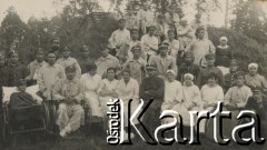 1920-1930, miejsce nieznane, Polska.
Pielęgniarki, pacjenci i żołnierze.
Fot. NN, kolekcja rodziny Walińskich, zbiory Fundacji Ośrodka KARTA