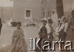 1920-1930, miejesce nieznane.
Ludzie na ulicy. Na pierwszym planie dzieci.
Fot. NN, kolekcja rodziny Walińskich, zbiory Fundacji Ośrodka KARTA