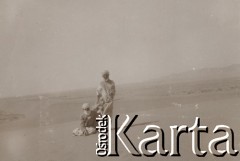 1920-1930, miejesce nieznane.
Mężczyźni na pustyni. Jeden trzyma strzelbę.
Fot. NN, kolekcja rodziny Walińskich, zbiory Fundacji Ośrodka KARTA