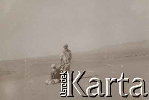 1920-1930, miejesce nieznane.
Mężczyźni na pustyni. Jeden trzyma strzelbę.
Fot. NN, kolekcja rodziny Walińskich, zbiory Fundacji Ośrodka KARTA