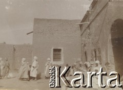 1920-1930, miejsce nieznane.
Ludzie na ulicy.
Fot. NN, kolekcja rodziny Walińskich, zbiory Fundacji Ośrodka KARTA