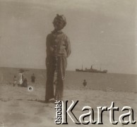 1920-1930, miejsce nieznane.
Dziecko na plaży.
Fot. NN, kolekcja rodziny Walińskich, zbiory Fundacji Ośrodka KARTA